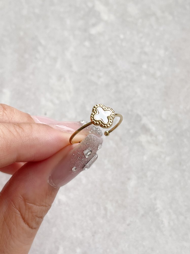 Gold Vintage Clover Ring / White