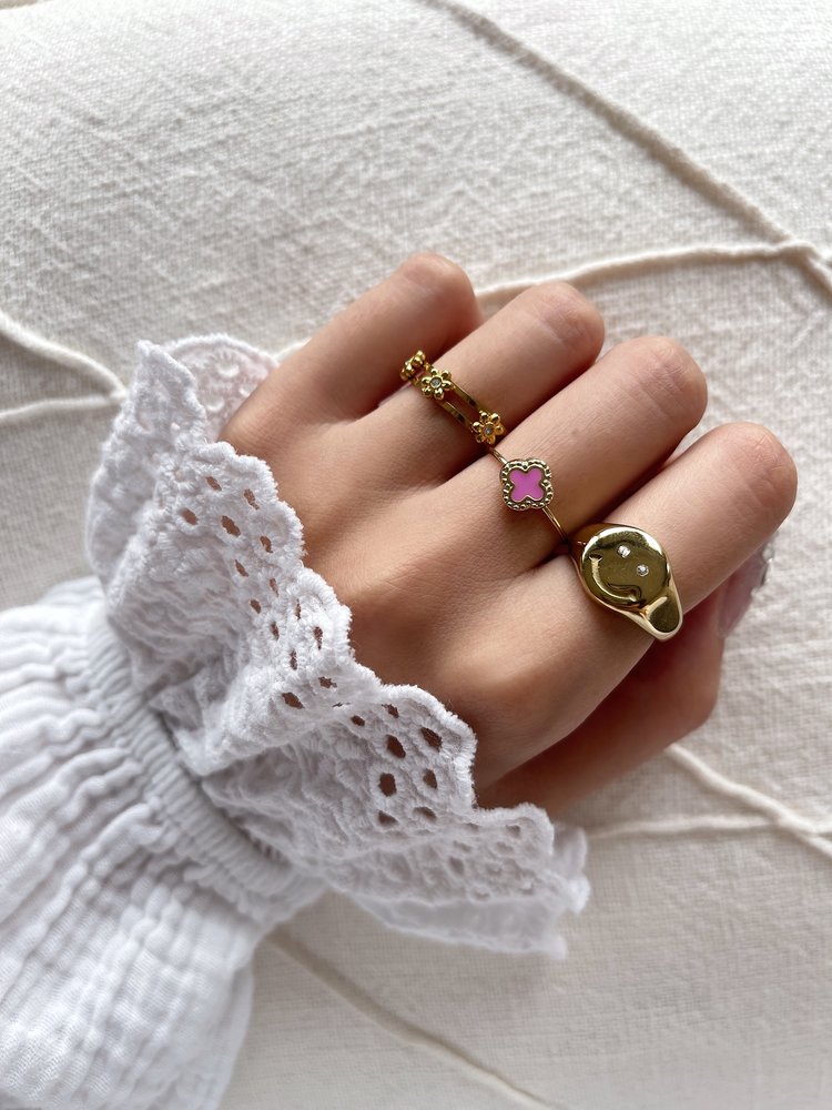 Gold Vintage Clover Ring / Pink