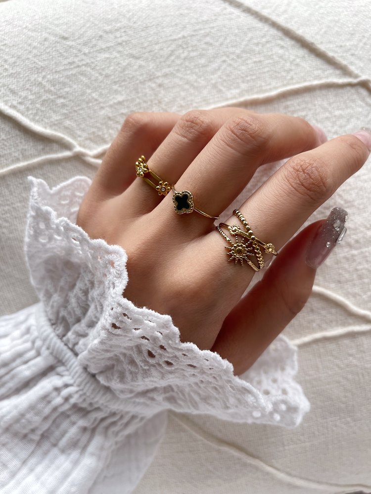 Gold Vintage Clover Ring / Black