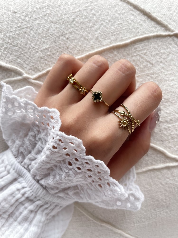 Gold Vintage Clover Ring / Black