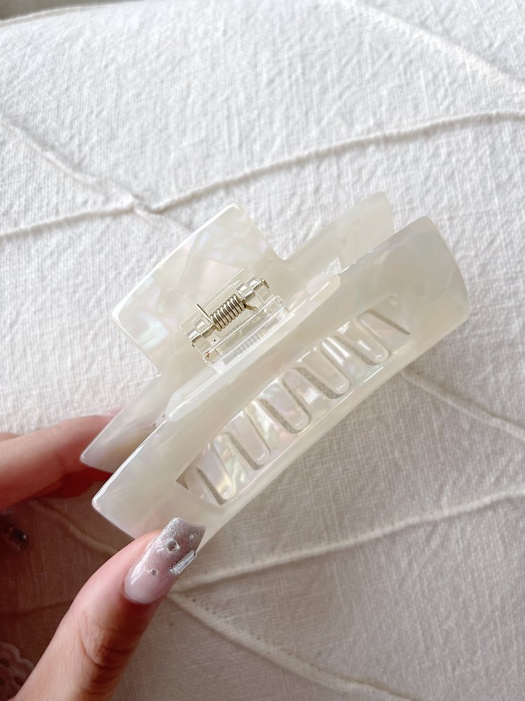 Tania Marble Hair Claw / White
