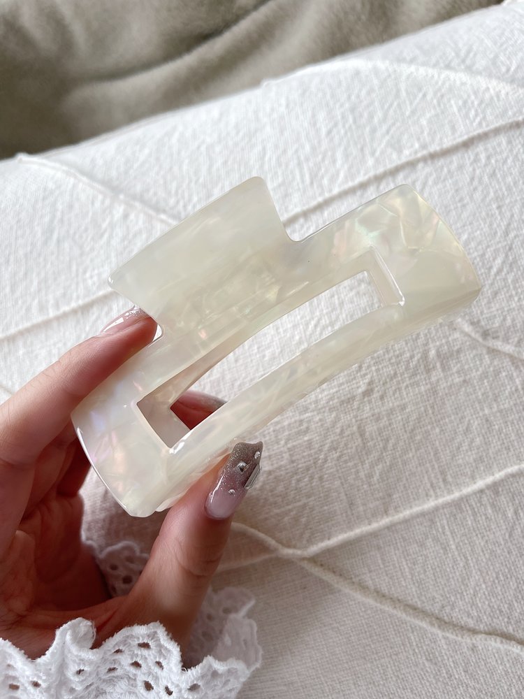 Tania Marble Hair Claw / White