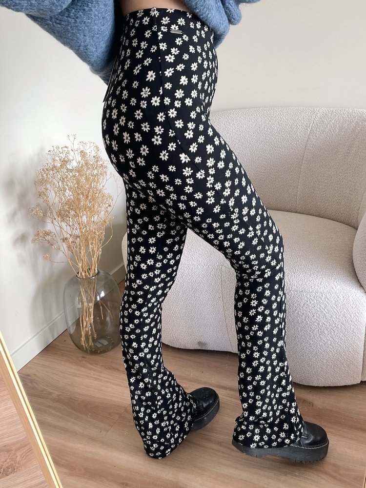 Blossom Flower Flared Leggings / Black