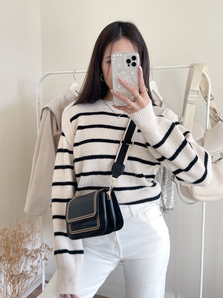 Inaya Stitched Crossbody Bag / Black