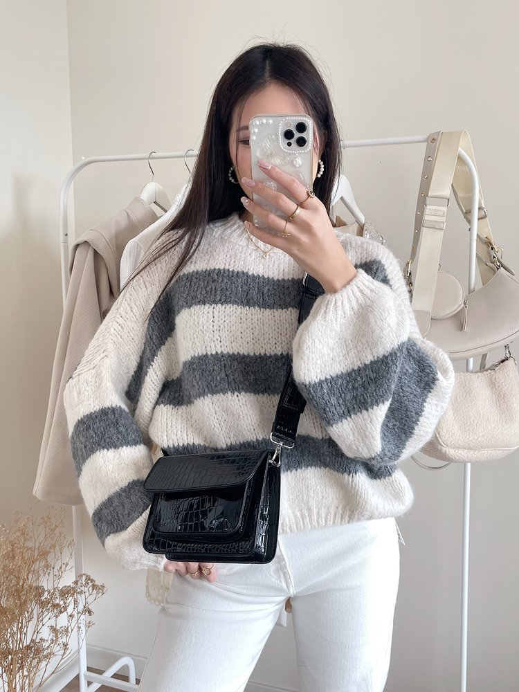 Vayna Croco Crossbody Bag / Black