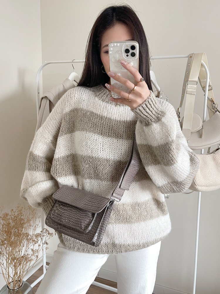 Vayna Croco Crossbody Bag / Grey Beige