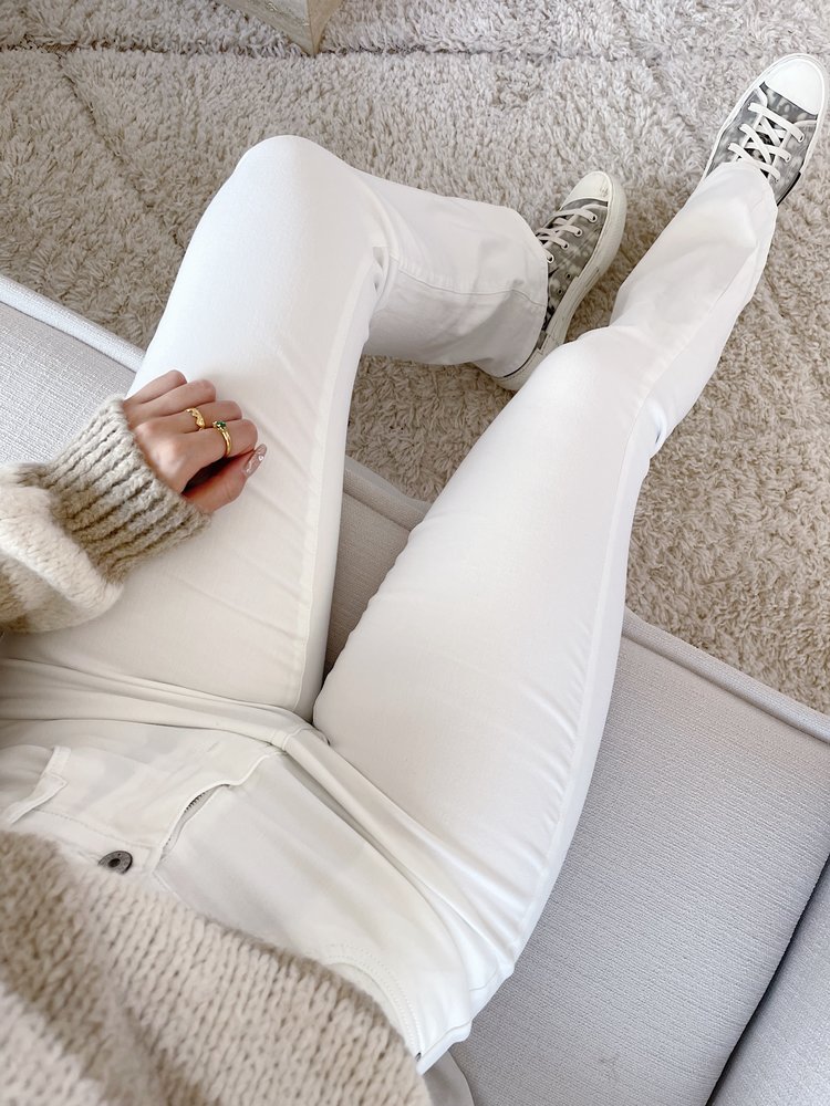Luna Basic Flared Jeans / White