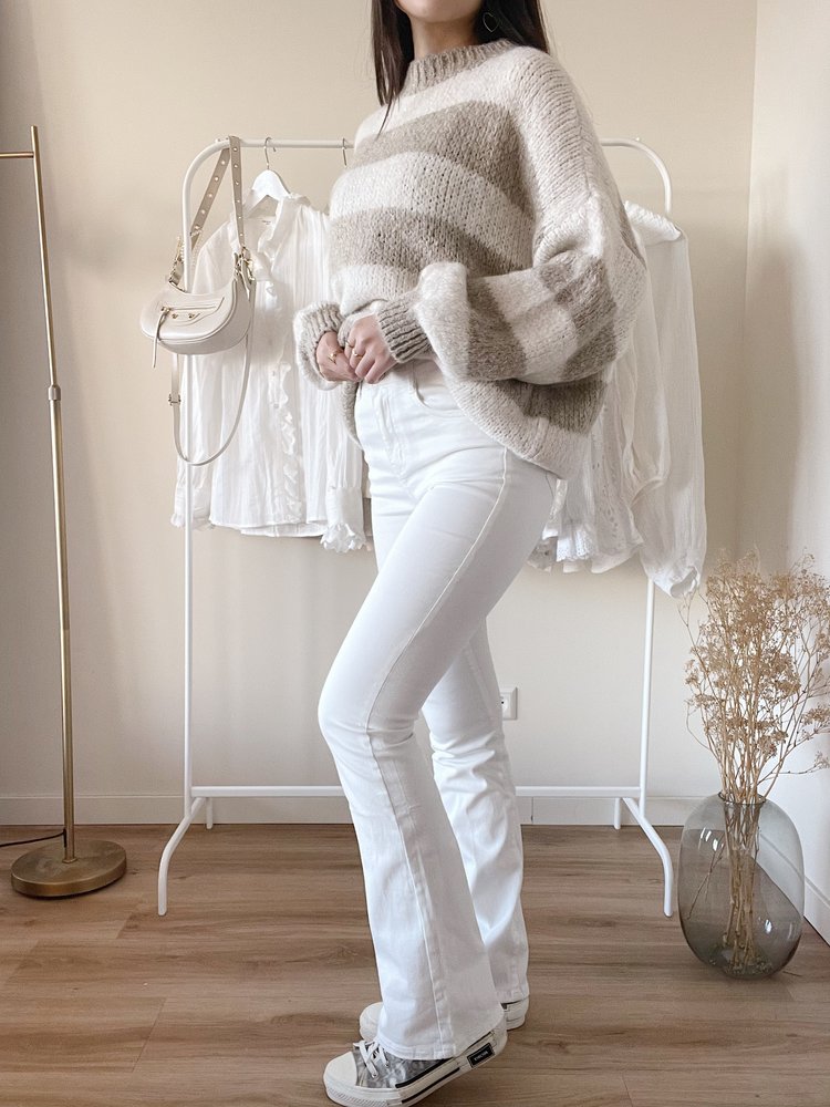 Luna Basic Flared Jeans / White