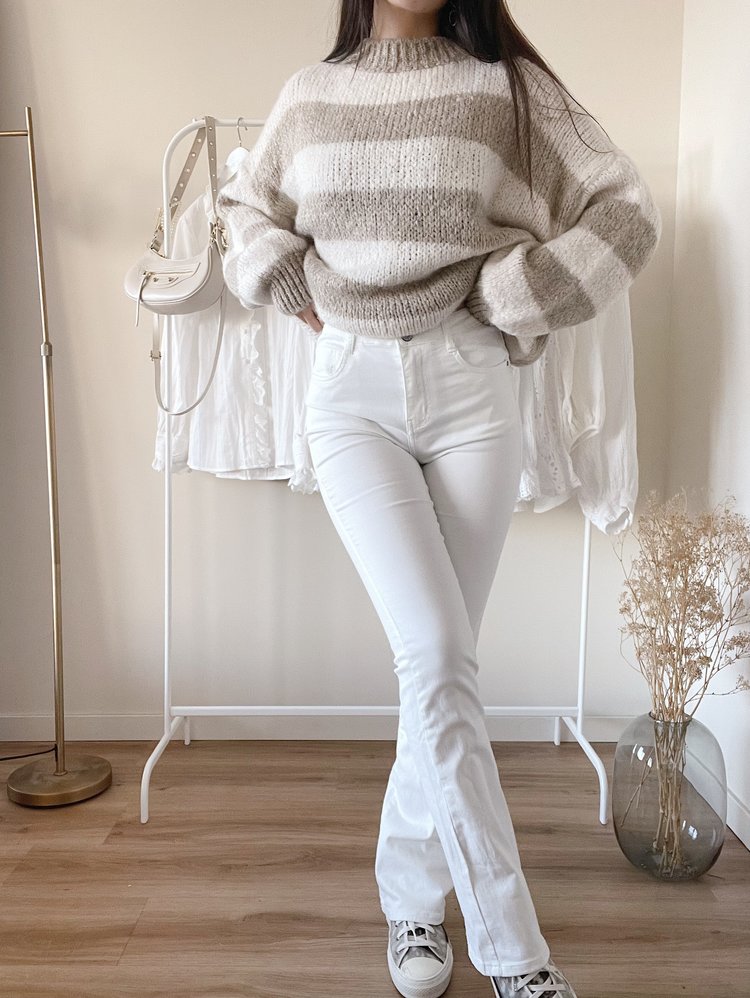 Luna Basic Flared Jeans / White