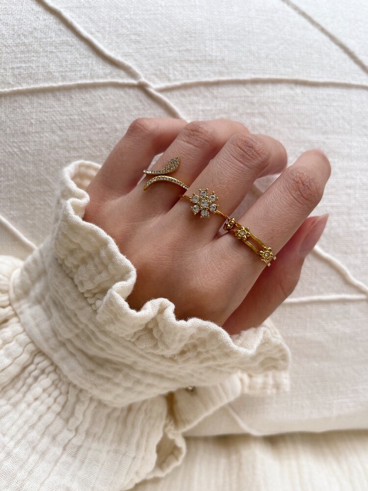 Gold Hexaflower Diamond Ring / White