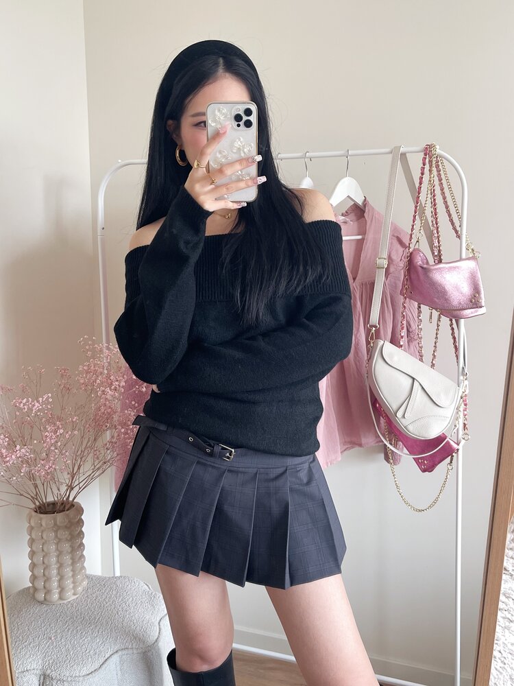 Esra Off Shoulder Sweater / Black