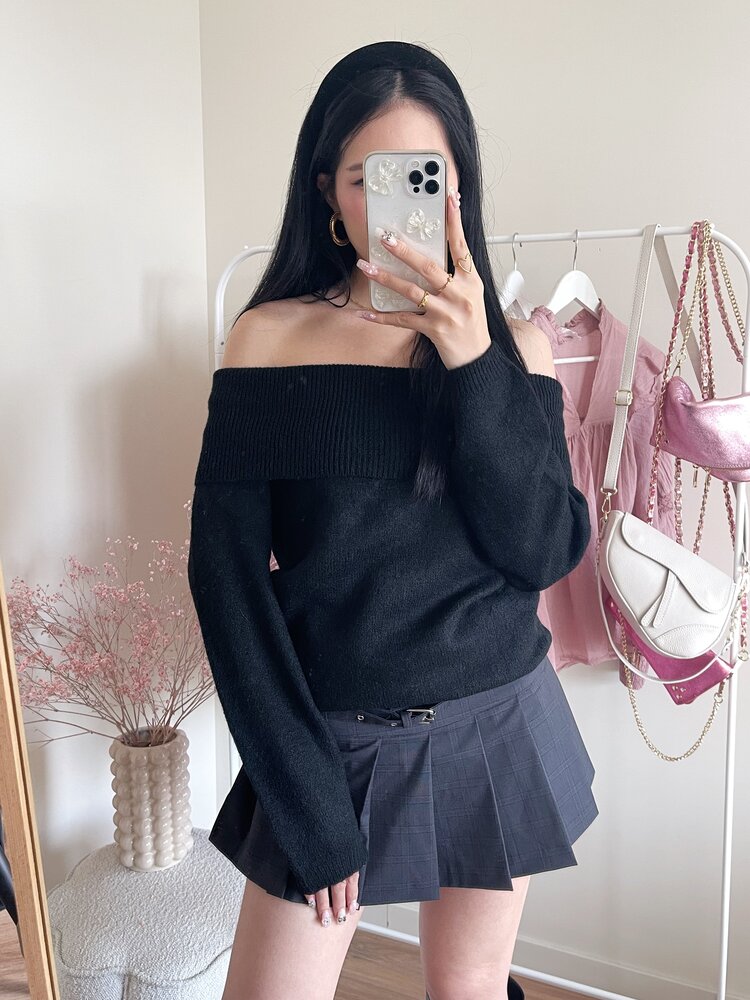 Esra Off Shoulder Sweater / Black