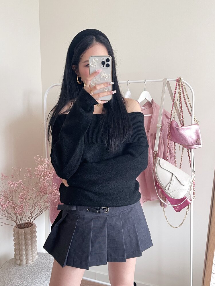 Esra Off Shoulder Sweater / Black