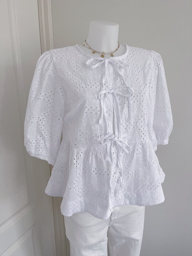 Ronja Embroidered Bow Top / White