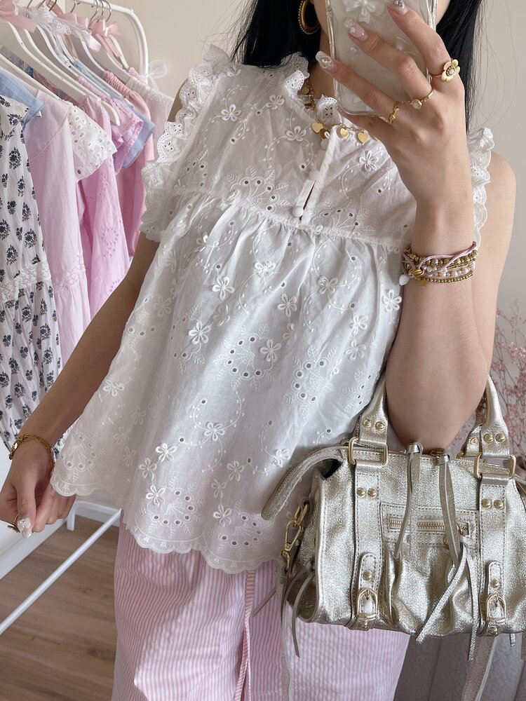 Jazzy Embroidered Top / White