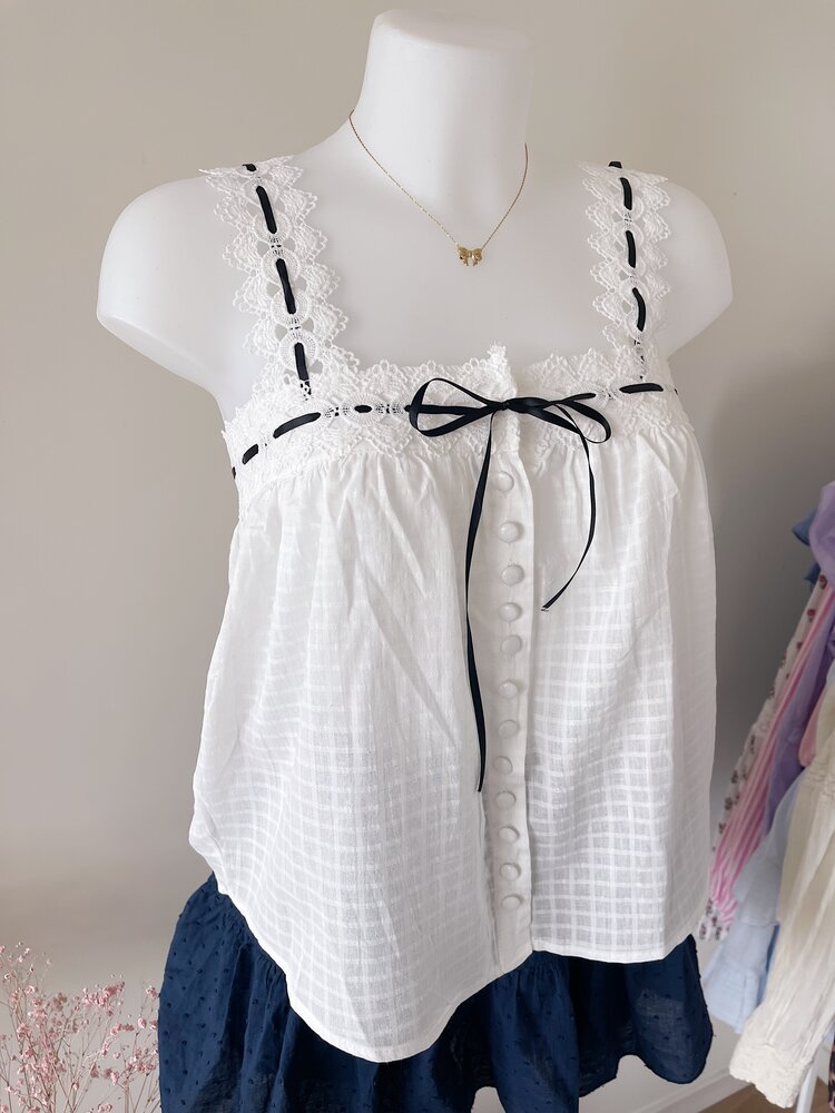 Yuyu Embroidered Bow Top / White