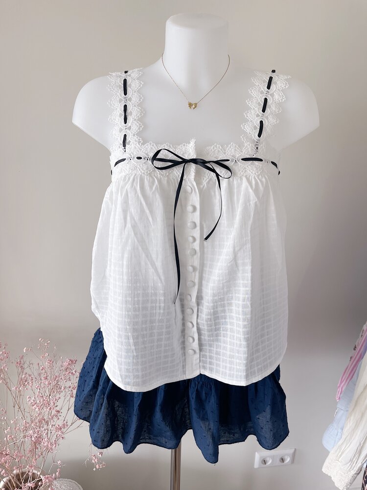 Yuyu Embroidered Bow Top / White