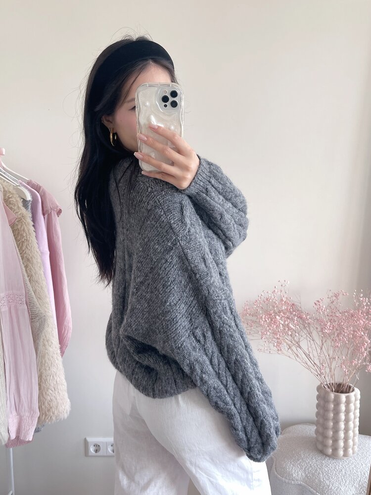 Svea Cable Knit Sweater / Grey