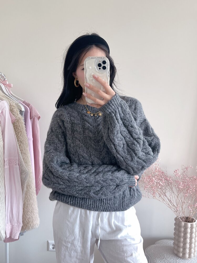 Svea Cable Knit Sweater / Grey