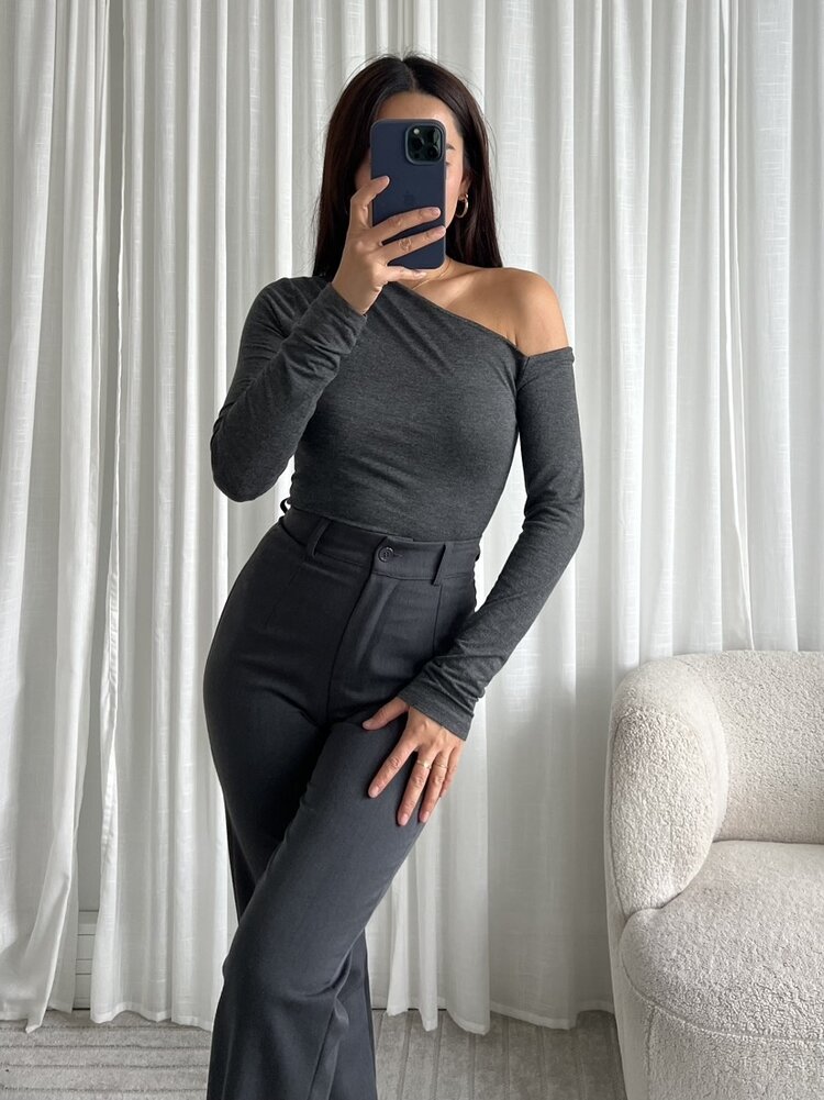 Romina Off Shoulder Top / Dark Grey