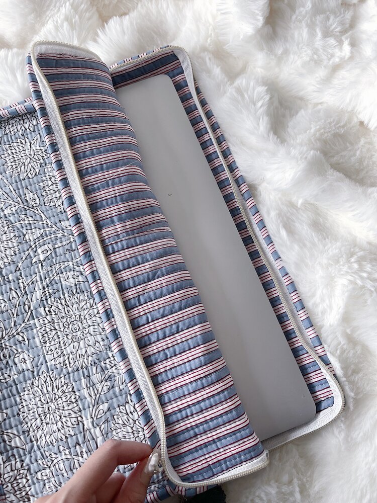 Evia Flower Laptop Pouch / Light Grey