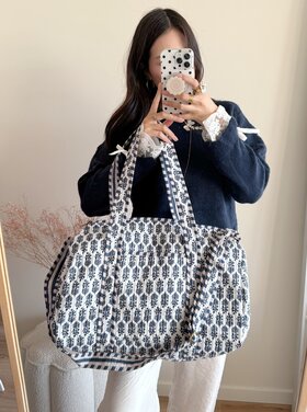 Yasmina Flower Travel Bag / White & Navy Blue