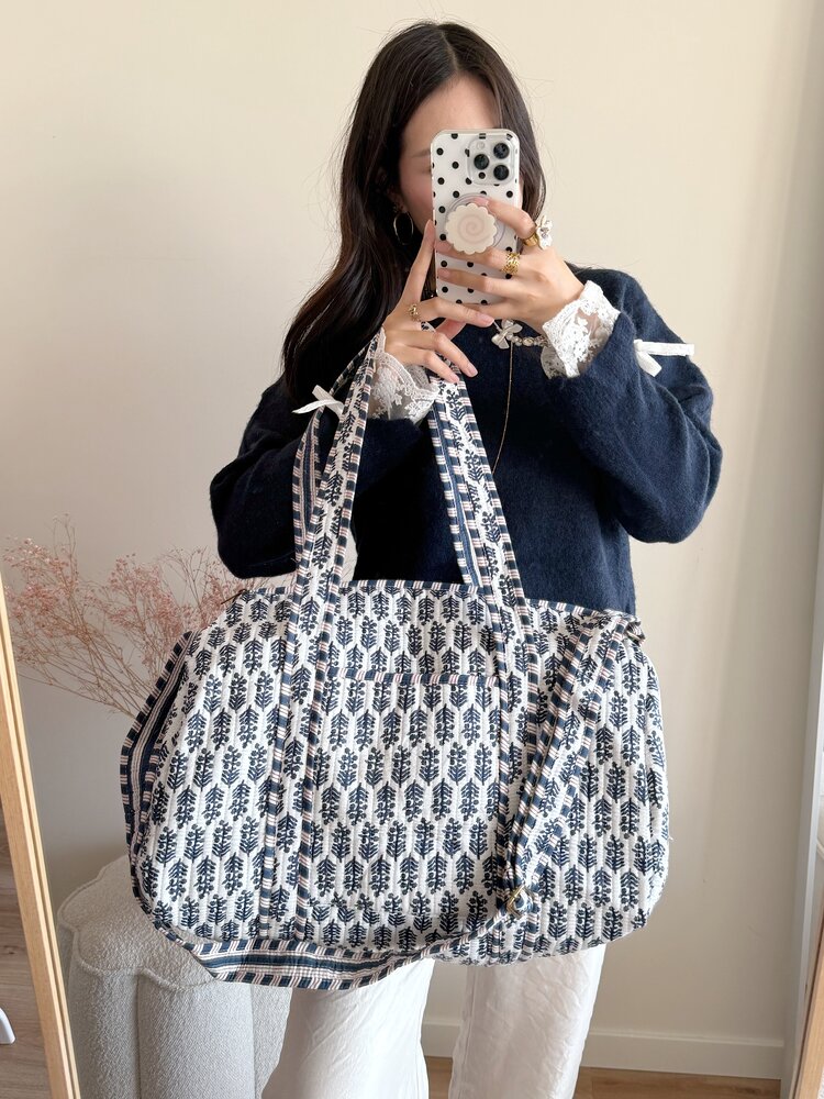 Yasmina Flower Travel Bag / White & Navy Blue