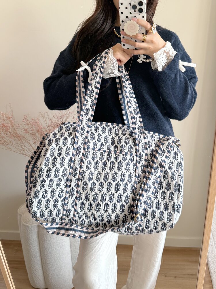Yasmina Flower Travel Bag / White & Navy Blue