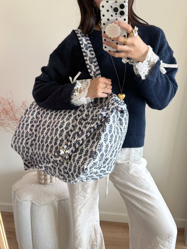 Yasmina Flower Travel Bag / White & Navy Blue