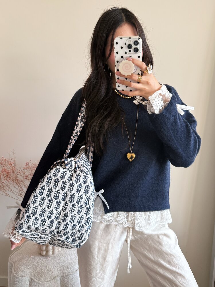 Yasmina Flower Travel Bag / White & Navy Blue