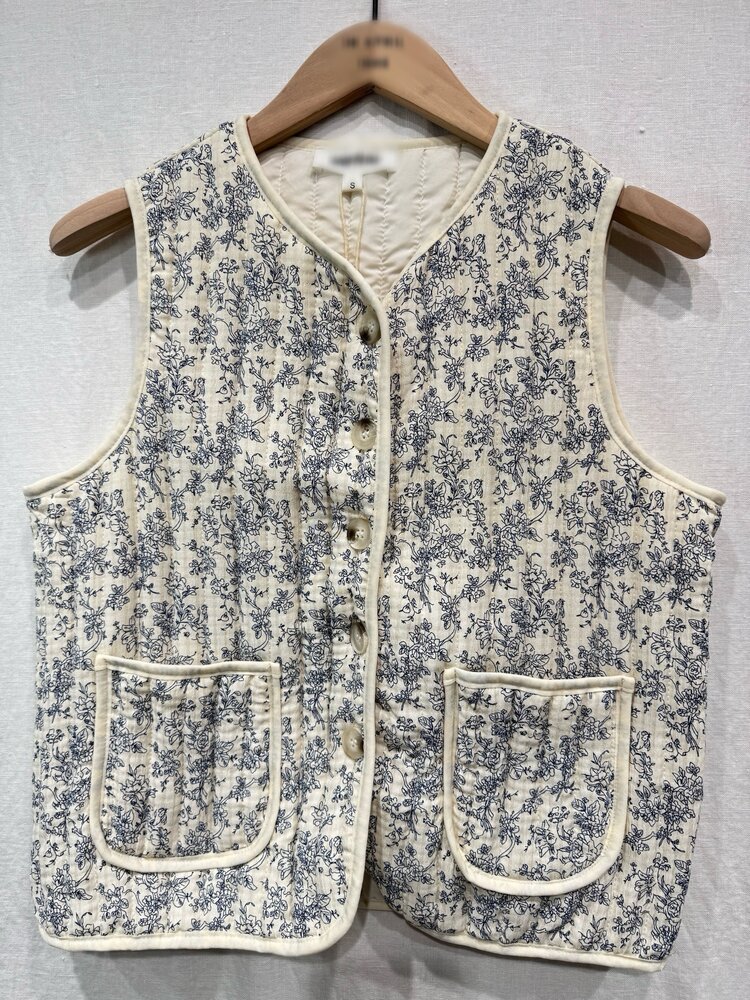 Maudy Floral Quilted Waistcoat / Beige & Blue