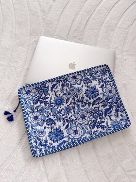 Evia Flower Laptop Pouch / Blue & White (16 inch)