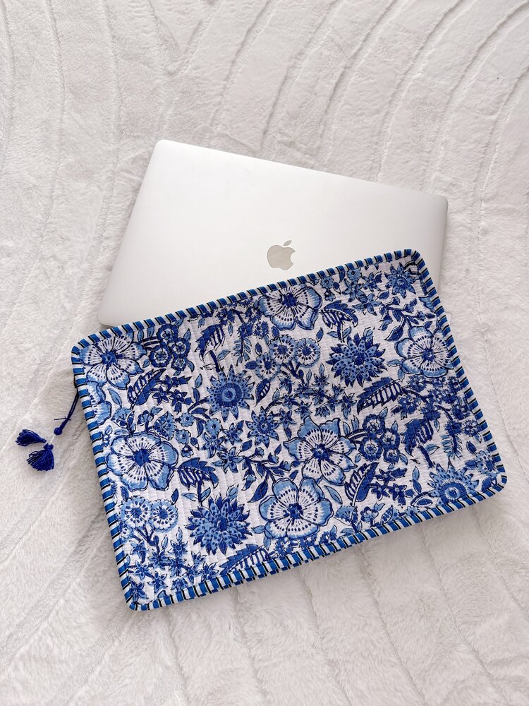 Evia Flower Laptop Pouch / Blue & White (16 inch)