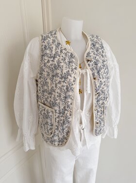 Maudy Floral Quilted Waistcoat / Beige & Blue