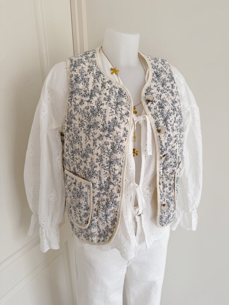 Maudy Floral Quilted Waistcoat / Beige & Blue
