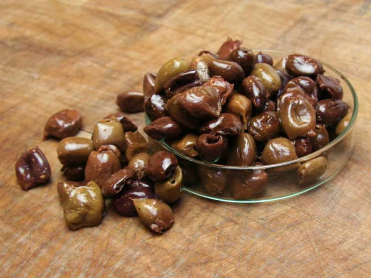 Black Taggiasca olives from Liguria