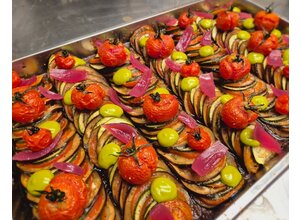Bayaldi: aubergine/tomaat/ courgette/basilicum/ui