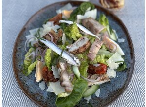 Caesar salade EKO kip/little gem/ansjovis/ei/parmezaan/croûtons