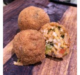 Arancini/tomaat/olijf/basilicummayo