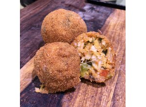 Arancini/tomaat/olijf/basilicummayo