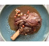 Lamsschenkel, gestoofd in Guiness-saus