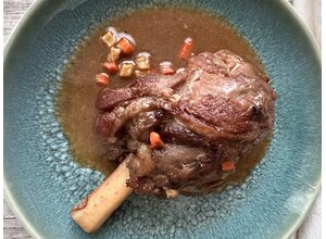 Lamsschenkel, gestoofd in Guinness-saus