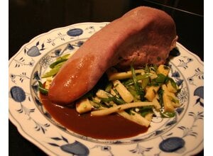 Gegaarde kalfstong/witte asperge/la Rattepuree/krokantje/morillesaus