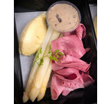 Gegaarde kalfstong/witte asperge/ la Ratte puree/morillesaus