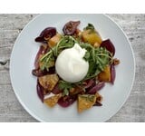 Salade gele biet/burrata/zoetzure ui/rucola/hazelnoot