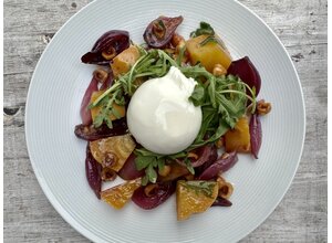 Salade gele biet/zoetzure parelui/rucola/burrata/hazelnoot