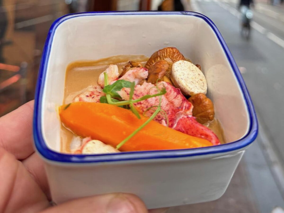 Kreeft, cantharel, kreeftenboter, bospeen en riz interdit risotto