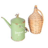 Petroleumkan en rieten wijnfles