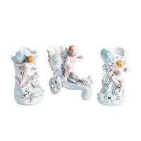 Twee vaasjes en de 'hoorn des overvloeds' van biscuitporselein