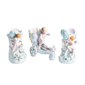 Verwey Museum Haarlem Twee vaasjes en de 'hoorn des overvloeds' van biscuitporselein